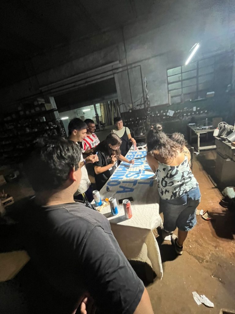 Compañeros alrededor de la mesa larga, después del acto de lanzamiento.