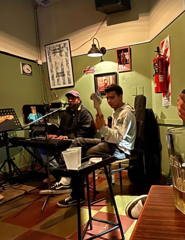 Dos músicos tocan durante la vigilia, adentro del local.