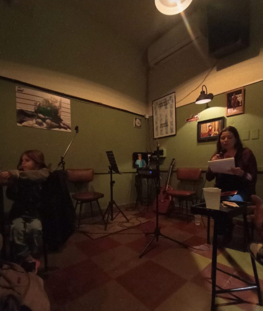 El público escucha sentado la lectura de la vigilia.