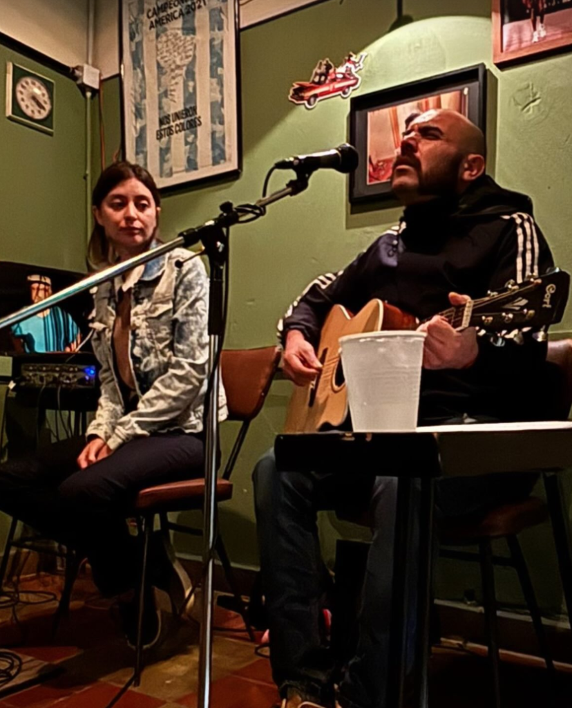 Un dúo de voz y guitarra toca durante la vigilia.