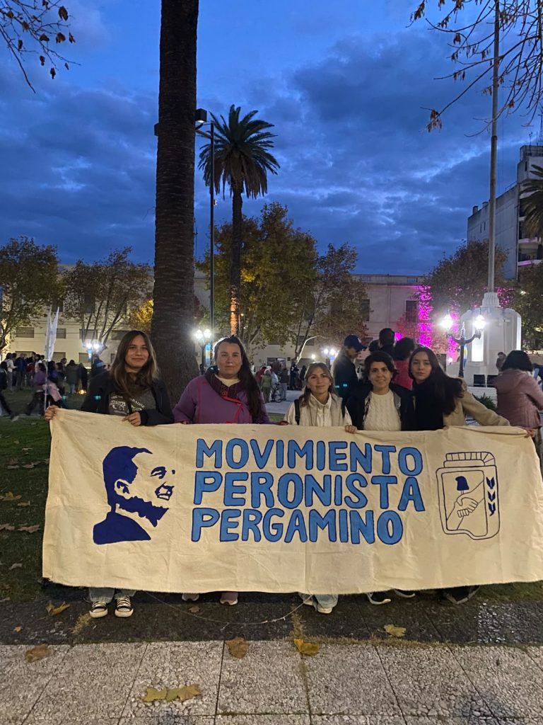 Militantes sostienen la bandera del espacio en la plaza, antes de la marcha.