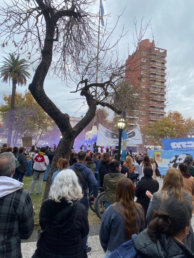Público reunido frente al escenario de la concentración, bajo los árboles de la plaza.