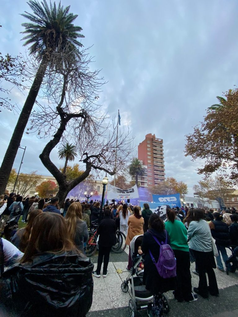 La plaza llena durante el acto del 3 de junio.