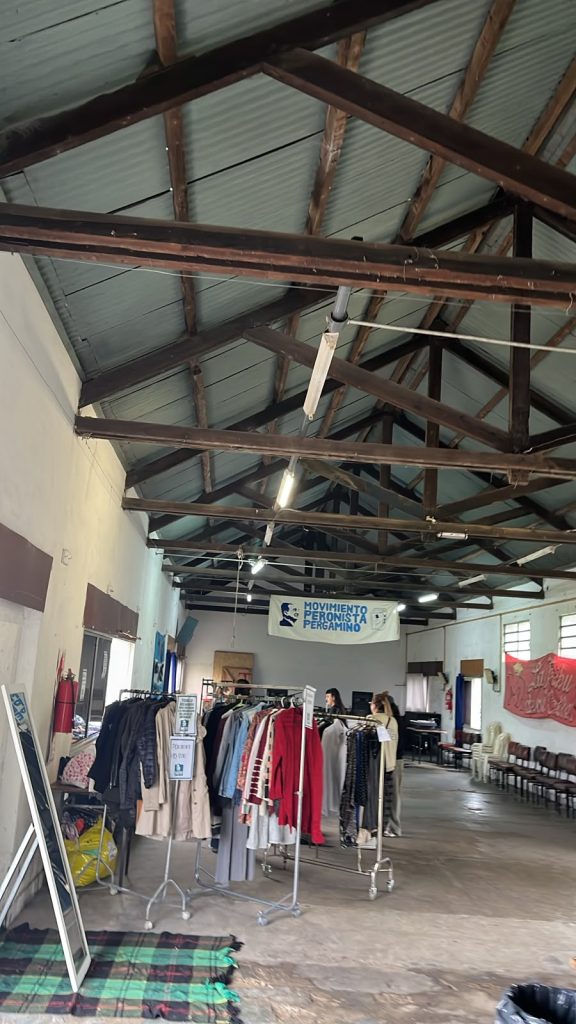 Perchero con ropa para la feria, montado en el salón de la peña.