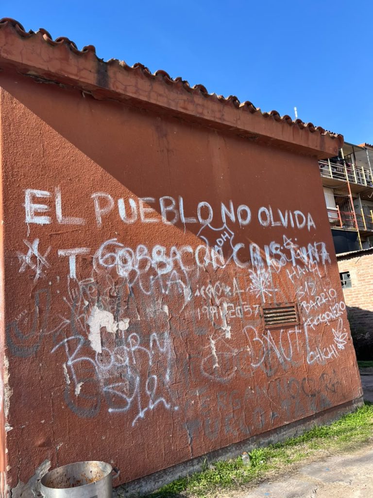 Pintada en una pared del barrio con la consigna «El pueblo no olvida».