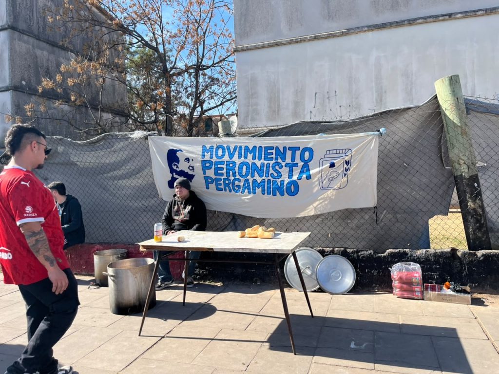 Puesto de entrega con la bandera del espacio, las ollas y las bolsas de pan sobre la mesa.