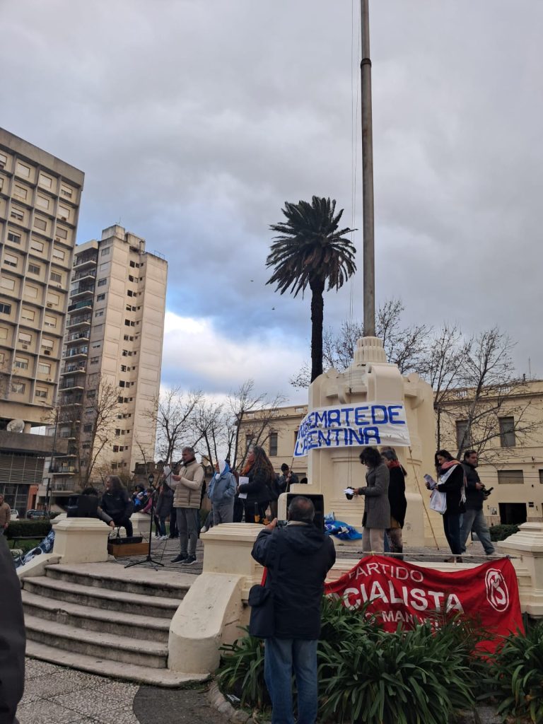 Concentración junto al monumento de la plaza, al caer la tarde.