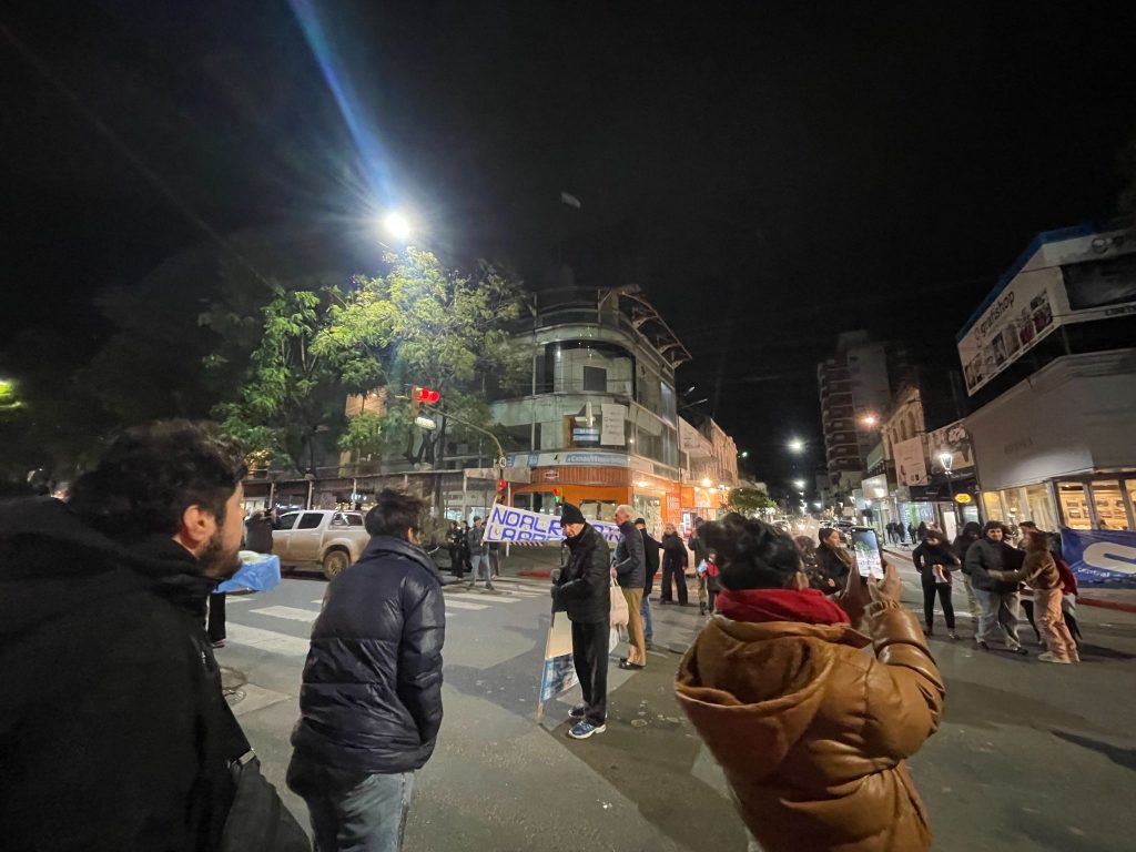 La movilización avanza por la avenida del centro, ya de noche.
